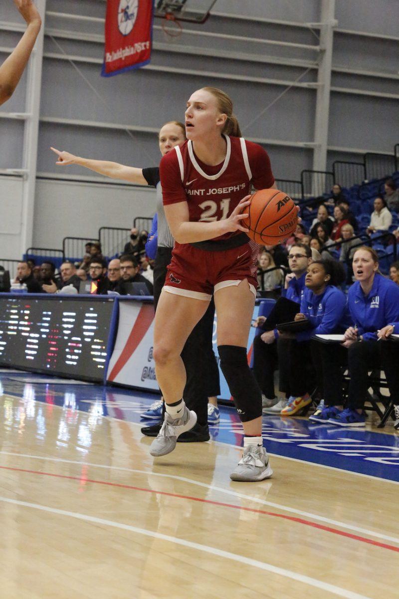 Sophomore guard Mackenzie Smith and sophomore guard Tayla Brugler score a total of 29 points in the A-10
against St. Louis. PHOTO: MADELINE WILLIAMS ’26/THE HAWK