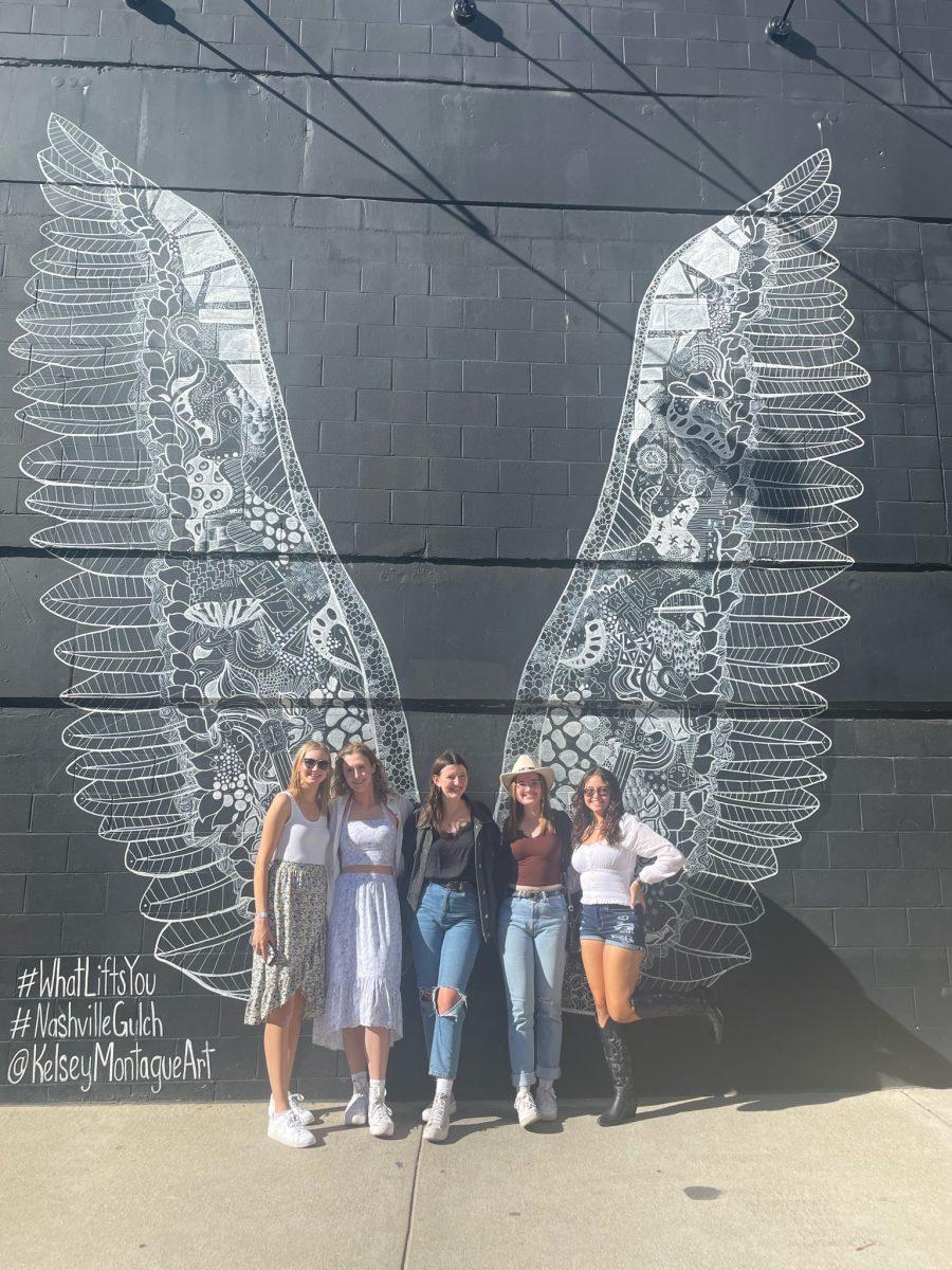 From left to right: Dana Hungerford ’23, Juliana Hackett ’23, Natalie Brislin ’23, Claudia Fithian ’23
and Arianna Markatos ’23 in Nashville during fall break.
PHOTO COURTESY OF NATALIE BRISLIN ’23/THE HAWK