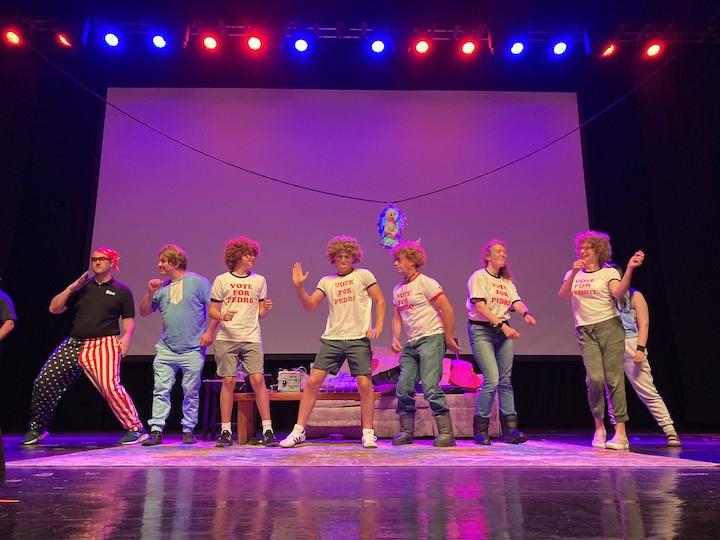 In-costume audience members participate in a
dance-off judged by the Napoleon Dynamite actors at
the Napoleon Dynamite Live! 2023 tour.
PHOTO COURTESY OF GAVIN KUEBLER ’25
