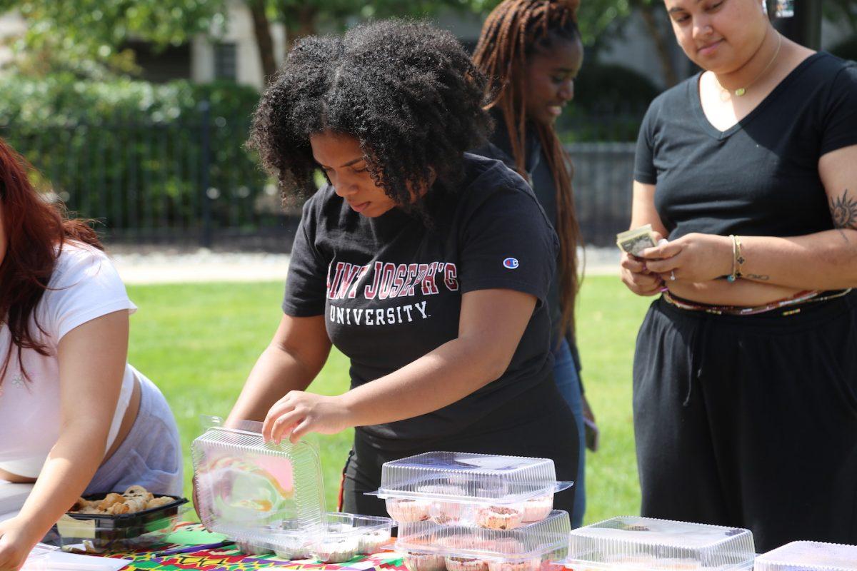 Vice President Tahlia Fedee ’26 completes a transaction during the Sept. 22 bake sale.
PHOTO: MADELINE WILLIAMS ’26/THE HAWK
