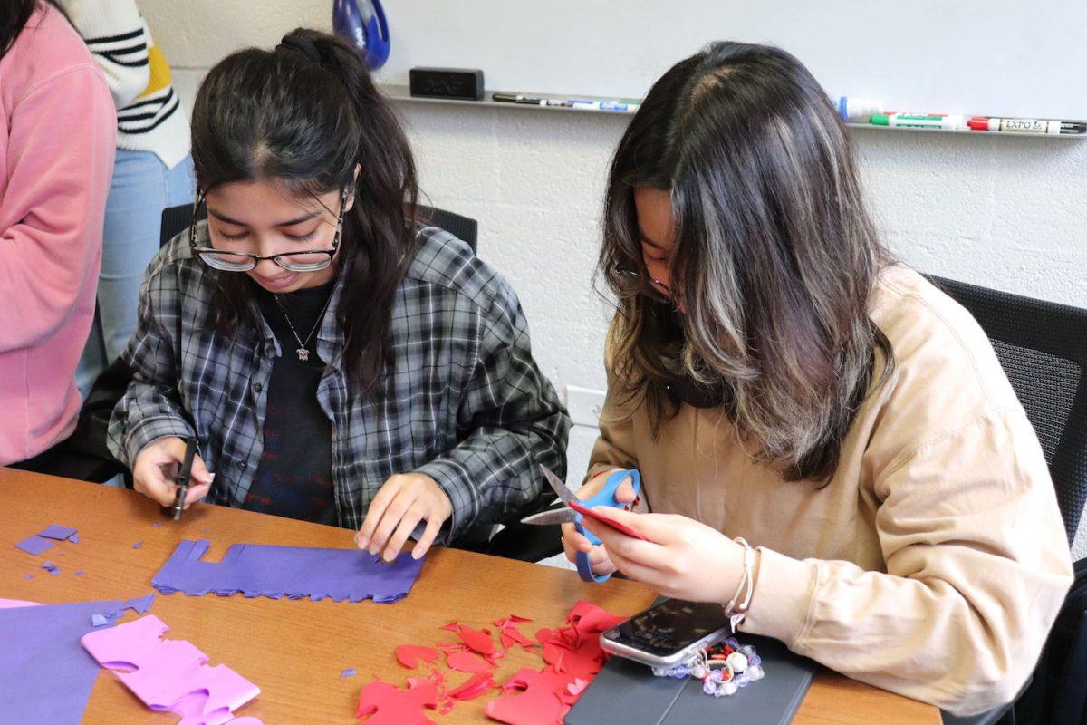 Sana Saud 26 (left) and Yen To ‘26 (right) cut their papel picados at the Sept. 29 Papel Picado Making event, in
the UCity DEI Lounge.
PHOTO: SAHR KARIMU ‘26/ THE HAWK