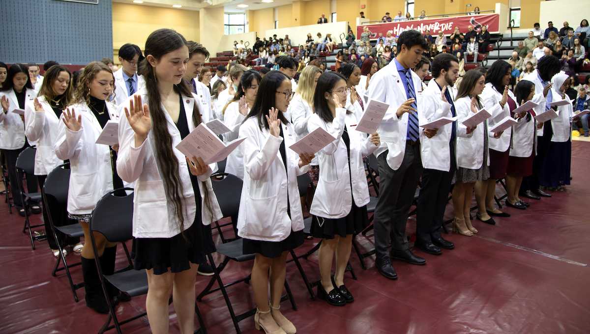 Philadelphia College of Pharmacy students recite the Oath of a Pharmacist during their Sept. 30 White Coat Ceremony held in Morgan Arena at the UCity Campus.
PHOTO: THE HAWK