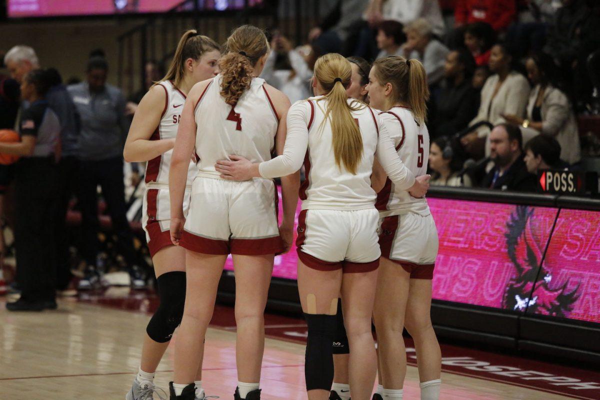 The Hawks huddle during a timeout against Duquesne Feb. 25.
PHOTO: MADELINE WILLIAMS ’26/THE HAWK