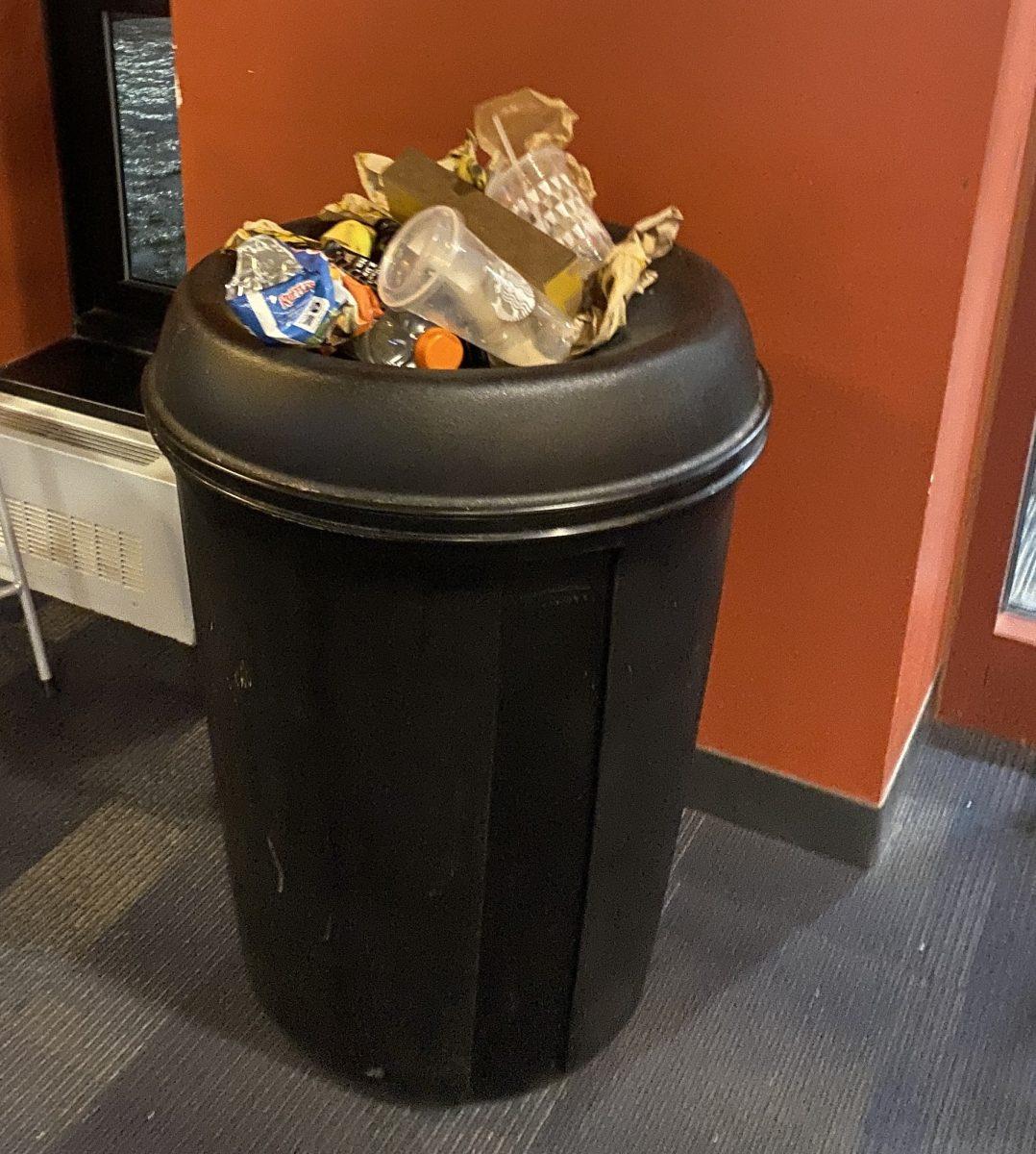 A trash can overflowing in Merion Hall at 5:57 p.m. Jan. 17. PHOTO: THE HAWK