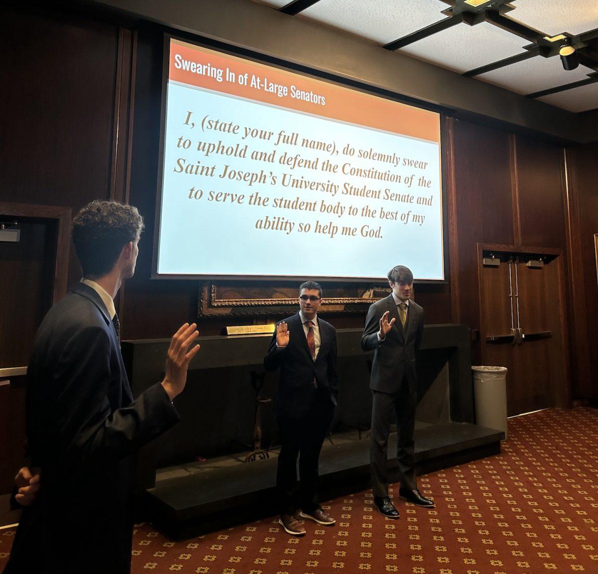 From left, Student Senate President Alec Mettin ’24 swears in Luke Consalvo ’25 and Anthony Molitor ’27 as
at-large senators in the President’s Lounge, Feb. 12. PHOTO: KALEIGH CADOGAN ’24