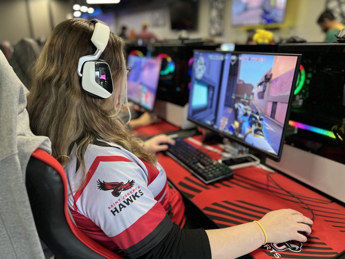 Juliet Menz ’24 competes with St. Joe’s “Valorant” team at the LAN Tournament in New York,
March 2. PHOTO: KYLE WORLEY, ECAC STAFF MEMBER