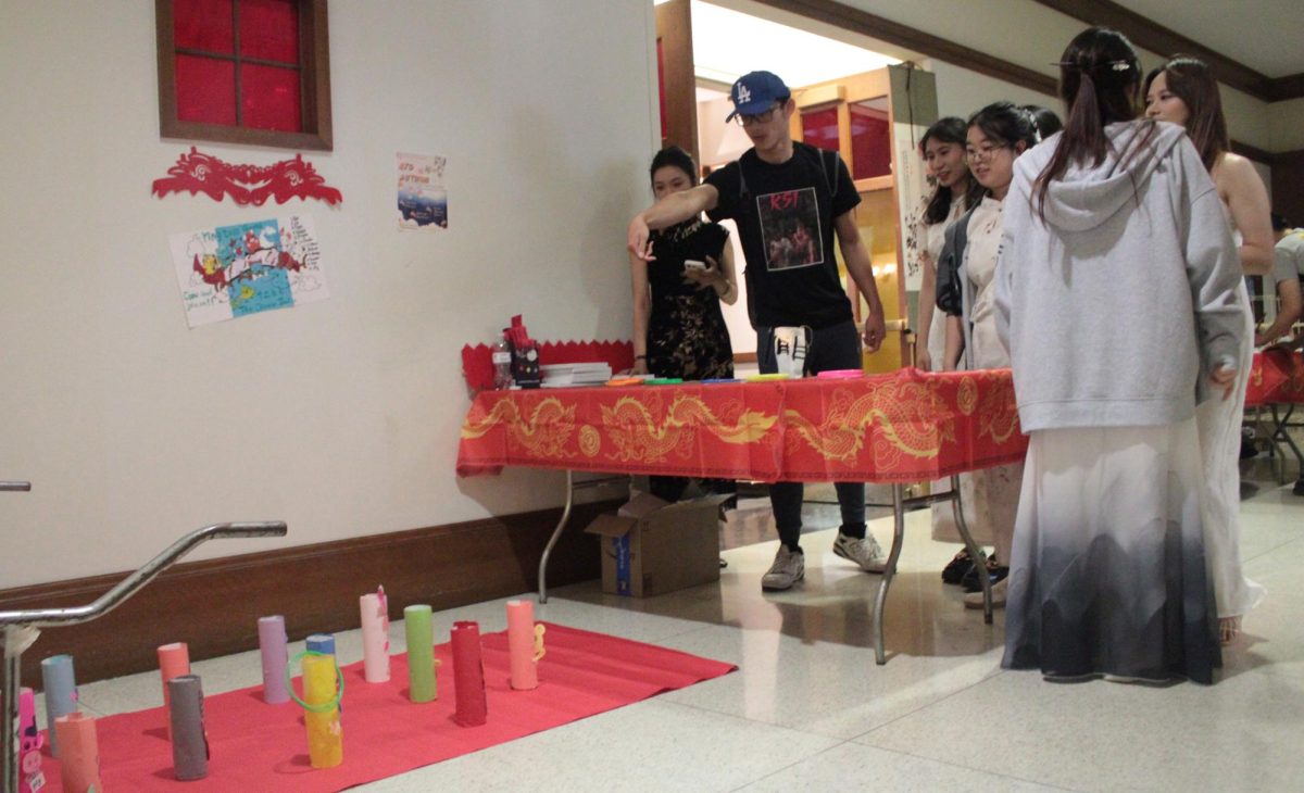 Calvin Juwono ’27 (left) and Xuan Zhang ’25 (right) play a ring toss game at the Mid-Autumn Festival
co-hosted by the Chinese Student and Scholar Association and the Asian Student Association.
PHOTO: SAHR KARIMU ’26/THE HAWK