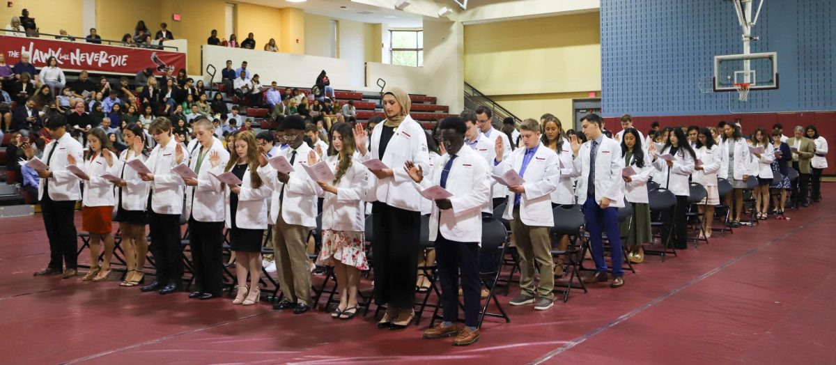 Pharmacy students recite the Oath of a Pharmacist, Sept. 28. PHOTO: ALEX ANDAHAZY ’25/THE HAWK