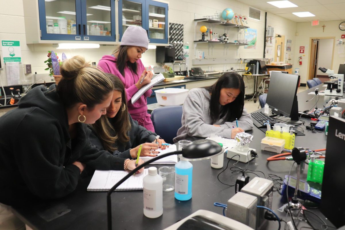 Kimberly Johnson ’25, Lauren Merlino ’25, Jessica Rago ’25 and Camille Bertin ’25 record observations about
how plastics are made. PHOTO: ZACH PODOLNICK ’26/THE HAWK