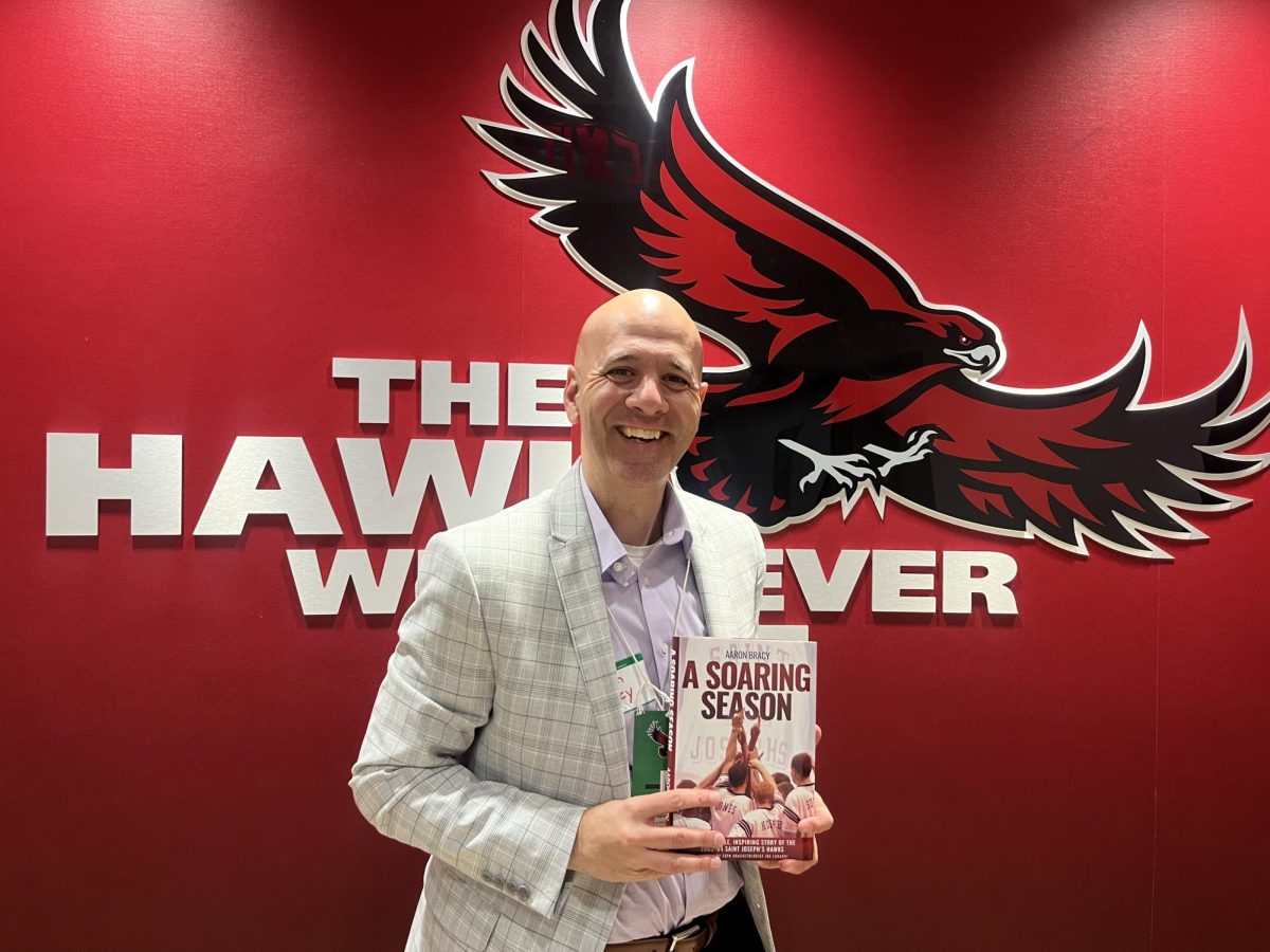 Aaron Bracy ’98, M.S. ’99. wrote a book on the 2003-2004 men’s basketball team called “A Soaring Season: The Incredible, Inspiring
Story of the 2003-04 Saint Joseph’s Hawks” that will be available March 1. PHOTO: MIA MESSINA ’25/THE HAWK