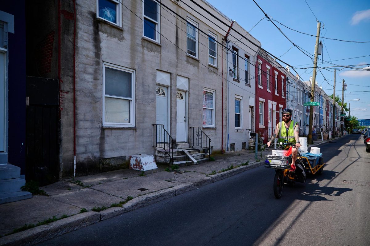 A Bennett Compost collector does residential collections on the back of a bike on Seltzer Street, Philadelphia.
PHOTO COURTESY OF TIM BENNETT