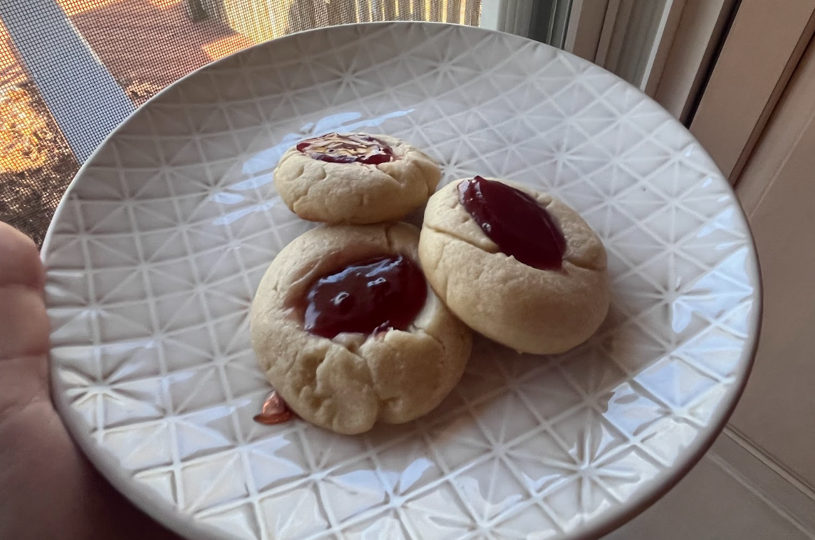 Mommom Schmidt’s jelly cookies, perfect for the holiday season, spring picnics or an everyday treat. PHOTOS: TAYLA J. EVANS ’27/THE HAWK